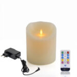 Die LED-Wachskerze D12,5 X H15 CM in cremefarbenem und wiederaufladbarem Warmweiß hat ein realistisches Flackern und wird mit einem Netzadapter sowie einer Fernbedienung geliefert, die mehrere Timer- und Einstelloptionen bietet.