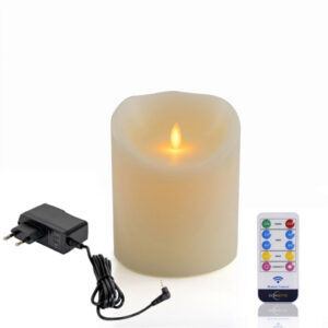Die LED-Wachskerze D12,5 X H15 CM in cremefarbenem und wiederaufladbarem Warmweiß hat ein realistisches Flackern und wird mit einem Netzadapter sowie einer Fernbedienung geliefert, die mehrere Timer- und Einstelloptionen bietet.