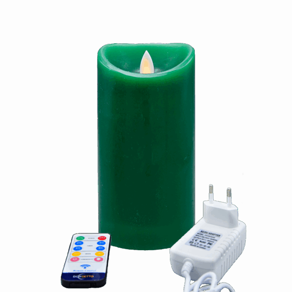 Die wiederaufladbare LED-Wachskerze mit beweglichem Flammengrün D7,5 x H15 cm steht neben einer Fernbedienung und einem weißen Netzteil vor einem schlichten schwarzen Hintergrund.
