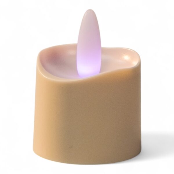 Der kleine, beigefarbene LED-Teelichter DORSETTO (wiederaufladbar, RGB, 12 Stück) mit abgerundeter Basis und glatter Oberseite strahlt ein sanftes violettes Licht aus; die flammenförmige LED ist batteriebetrieben und wird mit einer Fernbedienung geliefert. Einfarbig weißer Hintergrund.