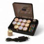 Die LED-Teelichter DORSETTO wiederaufladbar (12 Stück) RGB kommen mit Fernbedienung, schwarzem Ladecase mit Klarsichtdeckel und Netzteil. Ein Teelicht steht zur Ansicht außerhalb des Cases.