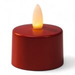 Een set van 12 kleine, ronde, rode LED-kaarsjes rood oplaadbaar (waterdicht, 175 uur), elk met een geeloranje kunststof vlam; voorzien van timerfunctie en Afstandsbediening. Afgebeeld tegen een effen witte achtergrond.