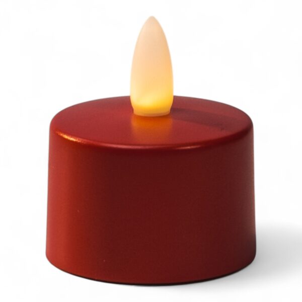 Een set van 12 kleine, ronde, rode LED-kaarsjes rood oplaadbaar (waterdicht, 175 uur), elk met een geeloranje kunststof vlam; voorzien van timerfunctie en Afstandsbediening. Afgebeeld tegen een effen witte achtergrond.