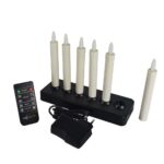 De set bevat zes oplaadbare 150 mm warmwitte LED dinerkaarsen (58 uur), geplaatst in een zwarte oplaadbasis, compleet met een afstandsbediening en een zwarte voedingsadapter.