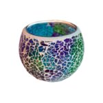 De Waxinelichthouder 8,5 CM Dorsetto Purple-Green heeft een rond mozaïekglasontwerp met blauwe, groene en paarse tegeltjes tegen een witte achtergrond.