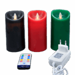 De vlamloze LED wax kaars zwart met moving vlam, afmeting D7,5 x H15 cm, wordt getoond met afstandsbediening en witte adapter tegen een effen achtergrond.