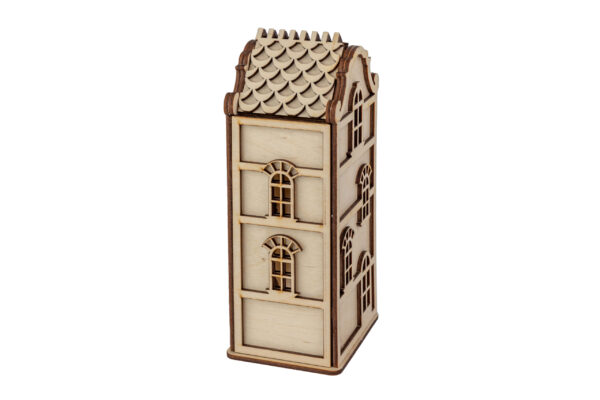 De Waxinelichthouder houten huis DORSETTO is een klein, decoratief houten model van een hoog, smal huis met boogramen en een pannendak, charmant weergegeven op een witte achtergrond.