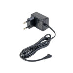 Een zwarte Adapter voor oplaadstation 6 lampjes DORSETTO met twee ronde pinnen en een haakse kabelconnector, geïsoleerd afgebeeld op een witte achtergrond.