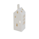 Het Keramiek theelicht/waxine huis DORSETTO heeft een minimalistisch wit keramiek ontwerp met rechthoekige ramen en een schoorsteen, waardoor het een elegant decoratief huis of waxinelichthouder is voor elk modern interieur.