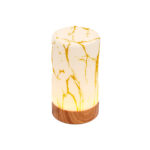 De Tafellamp DORSETTO oplaadbaar (105 uur), waterdicht en cilindervormig met marmer goud houtlook, wordt geleverd met afstandsbediening en straalt zacht licht uit op een witte achtergrond.