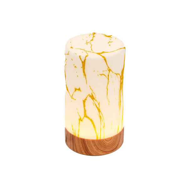 De Tafellamp DORSETTO oplaadbaar (105 uur), waterdicht en cilindervormig met marmer goud houtlook, wordt geleverd met afstandsbediening en straalt zacht licht uit op een witte achtergrond.