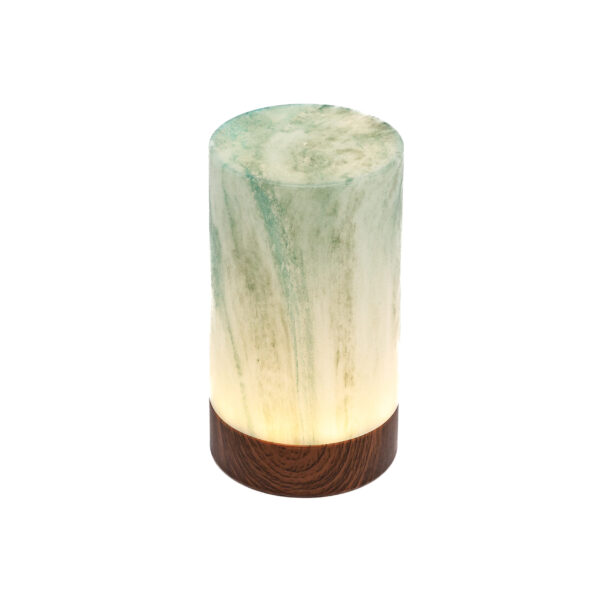 De Tafellamp DORSETTO is een oplaadbare, cilindervormige lamp met groen marmer houtlook, tot 105 uur te gebruiken, waterdicht en eenvoudig te bedienen met afstandsbediening.
