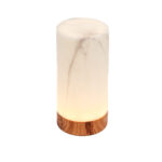 De set van 2 cilindervormige Tafellampen DORSETTO heeft een marmer wit-grijs en houtlook design, is waterdicht, oplaadbaar tot 105 uur en wordt geleverd met afstandsbediening.