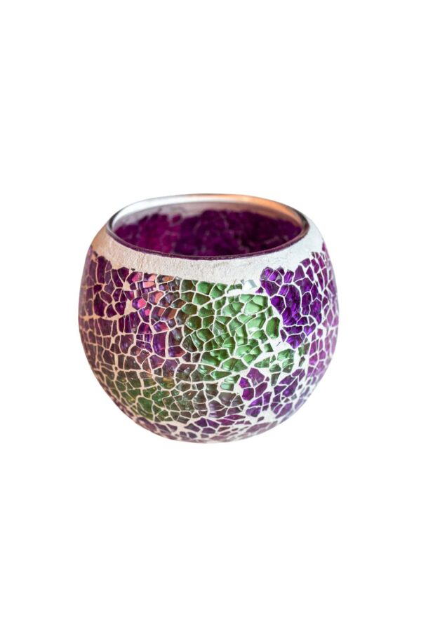 De Waxinelichthouder 8,5 CM Dorsetto Paars-Groen is een ronde glazen waxinelichthouder met een mozaïekpatroon van paarse, groene en witte tegeltjes, geïsoleerd afgebeeld op een witte achtergrond.
