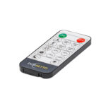 De Afstandsbediening voor 3D LED kaarsje DORSETTO, in zwart en wit, heeft knoppen voor aan/uit, timer, lichtstanden, helderheidsaanpassing en dimmerfuncties. Afgebeeld op een witte achtergrond.