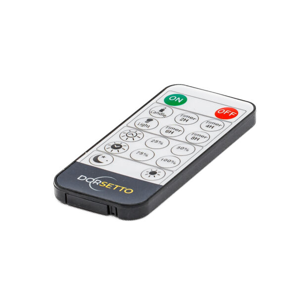 De Afstandsbediening voor 3D LED kaarsje DORSETTO, in zwart en wit, heeft knoppen voor aan/uit, timer, lichtstanden, helderheidsaanpassing en dimmerfuncties. Afgebeeld op een witte achtergrond.