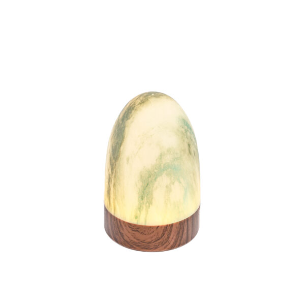 De Tafellamp DORSETTO oplaadbaar 105 uur is een ovale, waterdichte tafellamp met een gemarmerd groen glazen blad, houtlook grijsgouden voet en afstandsbediening, afgebeeld op een witte achtergrond.