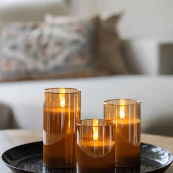 Verfraai je interieur met de DORSETTO oplaadbare LED kaarsen set (3 stuks), goed voor 105 uur sfeerlicht en geleverd met afstandsbediening. Perfect voor duurzame en luxe verlichting van elke ruimte.