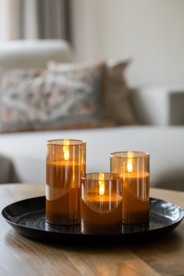 Verfraai je interieur met de DORSETTO oplaadbare LED kaarsen set (3 stuks), goed voor 105 uur sfeerlicht en geleverd met afstandsbediening. Perfect voor duurzame en luxe verlichting van elke ruimte.