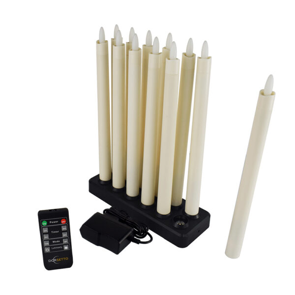 De Oplaadbare LED dinerkaarsenset bevat twaalf 270mm warmwitte kaarsen (130 branduren), een zwarte oplaadbasis, afstandsbediening en voedingsadapter; één kaars is afgebeeld verwijderd van de oplaadbasis.