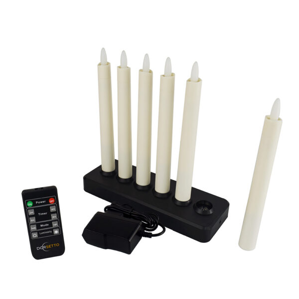 Zes Oplaadbare LED dinerkaarsen (197mm, 130 uur, warm wit) staan in een zwarte oplaadbasis met één ernaast. Inclusief afstandsbediening en voedingsadapter, alles afgebeeld op een witte achtergrond. Set bevat 6 kaarsen met afstandsbediening.