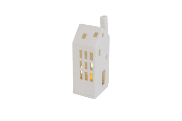 Een klein, wit Keramiek theelicht/waxine huis DORSETTO met een schuin dak en rechthoekige ramen, zachtjes verlicht van binnenuit, is afgebeeld tegen een effen witte achtergrond.