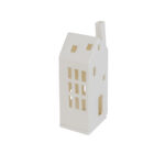 Een klein, wit Keramiek theelicht/waxine huis DORSETTO met een hoog, smal ontwerp, rechthoekige ramen en een schoorsteen wordt getoond tegen een effen witte achtergrond.