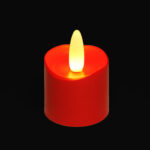 Een LED-kaarsjes rood oplaadbaar (175 uur, waterdicht, timerfunctie) met afstandsbediening komt als set van 12 stuks en straalt een warme gele vlam uit tegen een zwarte achtergrond.