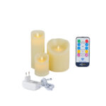De LED wax kaarsen set 3 kaarsen warm wit oplaadbaar DORSETTO bevat crèmekleurige, oplaadbare vlamloze kaarsen in verschillende hoogtes, plus een witte voedingsadapter en afstandsbediening voor timer en lichtinstellingen, allemaal afgebeeld op een witte achtergrond.