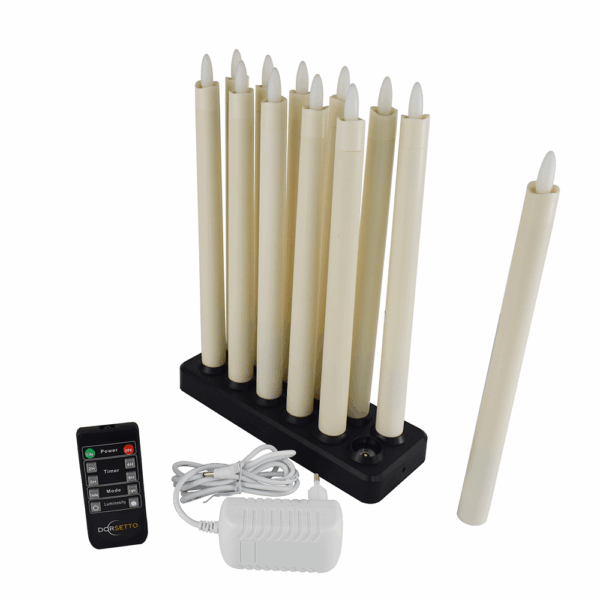De Oplaadbare LED dinerkaarsenset bevat 12 ivoorkleurige 270mm taps (130 uur warm wit), een zwarte oplaadbasis, een witte voedingsadapter en een zwarte afstandsbediening.