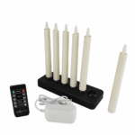 De Oplaadbare LED dinerkaarsen set bevat 6 crèmekleurige 197mm kaarsen met warm wit licht, een zwarte oplaadbasis, witte voedingsadapter en een gelabelde zwarte afstandsbediening. Elke kaars gaat tot 130 uur mee.