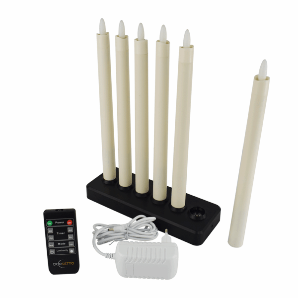 Set van zes oplaadbare 270mm LED dinerkaarsen (130h warm wit) met afstandsbediening en witte voedingsadapter. Inclusief zwarte houders. Eén kaars is los van de set.