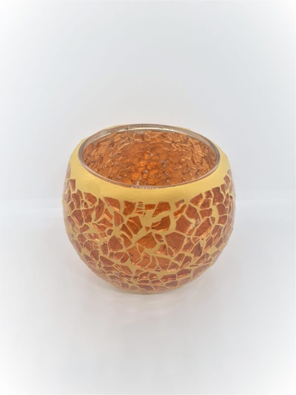 De Waxinelichthouder 8,5 CM Dorsetto mozaïek oranje heeft een levendig oranje mozaïekglasontwerp met een metallic gouden rand, tegen een effen witte achtergrond.