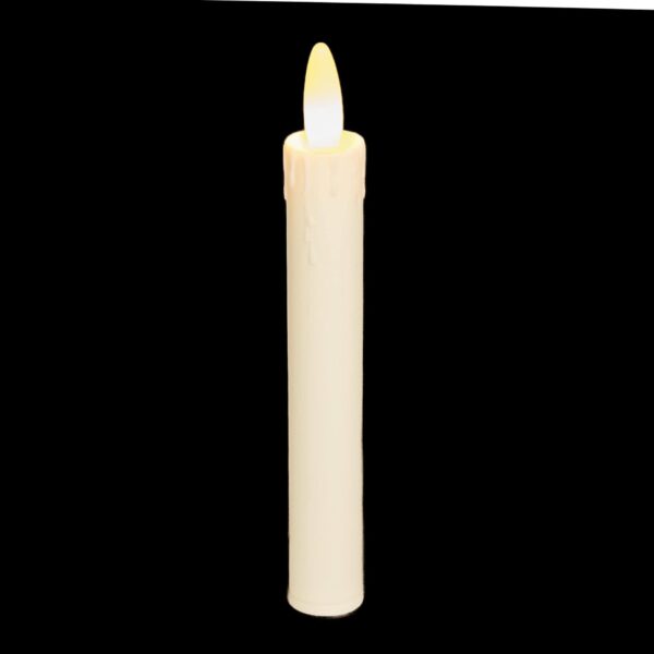 Een onverlichte Oplaadbare LED dinerkaars DORSETTO 150mm LOS in crème staat rechtop tegen een zwarte achtergrond, de vlamvormige bovenkant lijkt op een kunstmatige kaars.