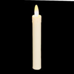 Een enkele, hoge, witte Oplaadbare LED dinerkaars DORSETTO 150mm LOS met een gloeiend vlameffect en wasdruppels aan de bovenkant, tegen een effen zwarte achtergrond.