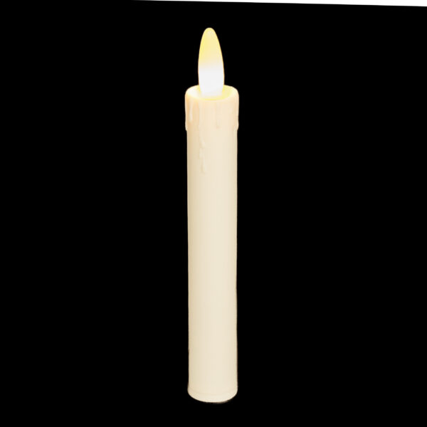 Een enkele, hoge, witte Oplaadbare LED dinerkaars DORSETTO 150mm LOS met een gloeiend vlameffect en wasdruppels aan de bovenkant, tegen een effen zwarte achtergrond.