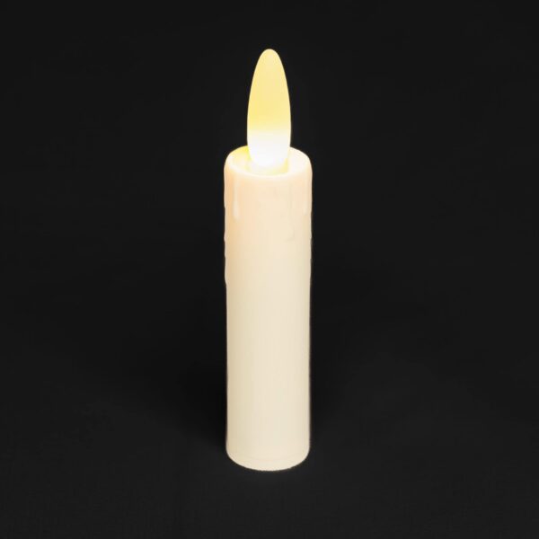 De Oplaadbare LED dinerkaars DORSETTO 97mm LOS, in wit met een gloeiend gele vlam, staat rechtop tegen een effen zwarte achtergrond.