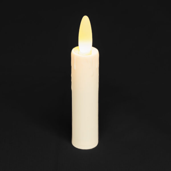 De Oplaadbare LED dinerkaars DORSETTO 97mm LOS, met een gele vlam, staat rechtop tegen een effen zwarte achtergrond.