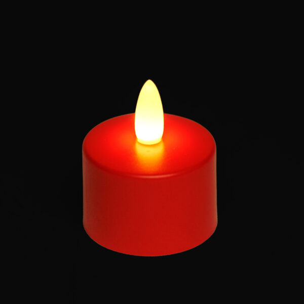 Een rood oplaadbaar LED-kaarsje uit de set van 12 waterdichte kaarsjes met afstandsbediening en timerfunctie brandt met een gele vlam tegen een zwarte achtergrond.