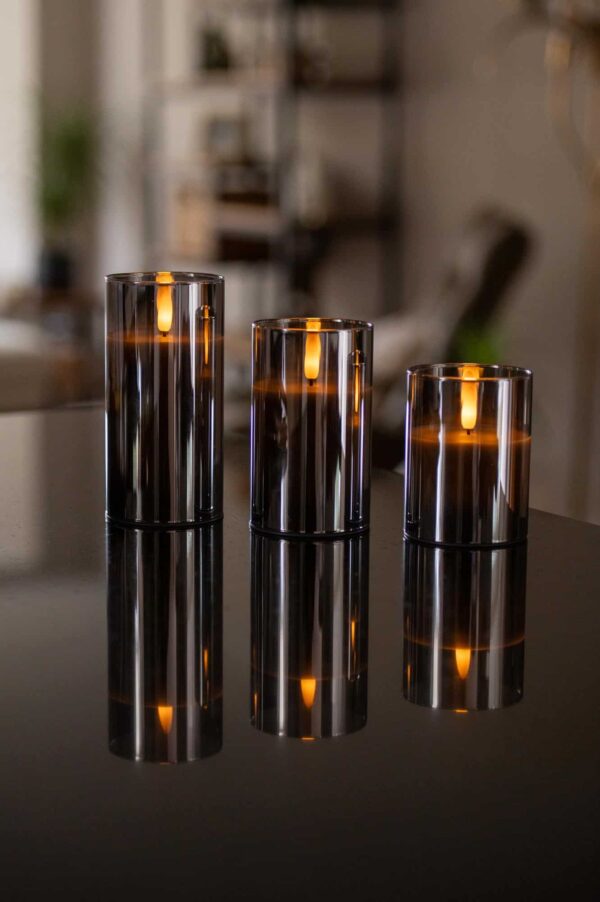 Drie glazen kandelaars met de DORSETTO oplaadbare led kaarsen set 105 uur (3D vlam, met afstandsbediening) creëren een warme gloed en luxe sfeer voor een ontspannen avond of bijzondere gelegenheid.