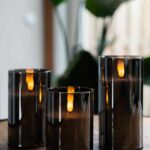 De DORSETTO oplaadbare led kaarsen set 105 uur met 3D vlam en afstandsbediening biedt drie stijlvolle, veilige kaarsenhouders voor een authentieke sfeer. Perfect voor een ontspannen avond of speciale gelegenheid.