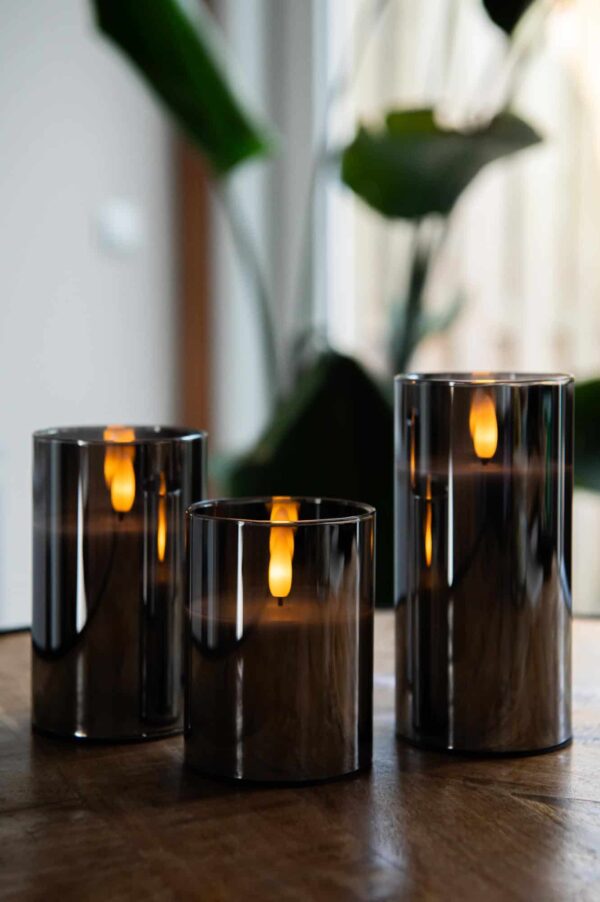 De DORSETTO oplaadbare led kaarsen set 105 uur met 3D vlam en afstandsbediening biedt drie stijlvolle, veilige kaarsenhouders voor een authentieke sfeer. Perfect voor een ontspannen avond of speciale gelegenheid.