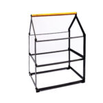 De Oplaadrek DORSETTO 35,5X21X51cm is een zwart metalen schap in de vorm van een huis, met een gele houten staaf aan de bovenkant tegen een witte achtergrond.