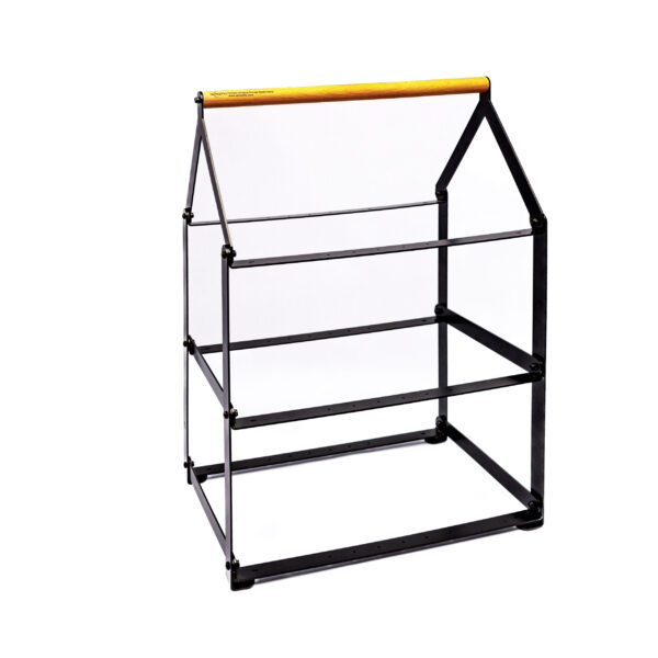 De Oplaadrek DORSETTO 35,5X21X51cm is een zwart metalen schap in de vorm van een huis, met een gele houten staaf aan de bovenkant tegen een witte achtergrond.