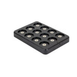 Een zwart rechthoekig laadstation met twaalf ronde poorten in een raster van 3x4, perfect voor het LED theelichtje oplaadbaar warm wit waterdicht IP68 LOS DORSETTO, afgebeeld op een witte achtergrond.