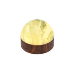 De Tafellamp DORSETTO oplaadbaar 105 uur is een waterdichte, oplaadbare tafellamp met een groen marmeren blad, houtlook voet en inclusief afstandsbediening, afgebeeld tegen een effen witte achtergrond.