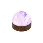 De koepelvormige Tafellamp DORSETTO oplaadbaar biedt tot 105 uur draadloos licht, heeft een gemarmerd groen blad en een voet met houtlook, is waterdicht en wordt geleverd met een afstandsbediening - perfect voor elke omgeving.