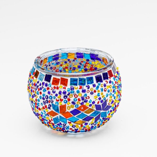 Theelichthouder 9 CM Dorsetto kleurrijke kraaltjes: een ronde glazen theelichthouder met mozaïektegels en kleurrijke kraaltjes in blauw, rood, geel, oranje en paars op een witte achtergrond.