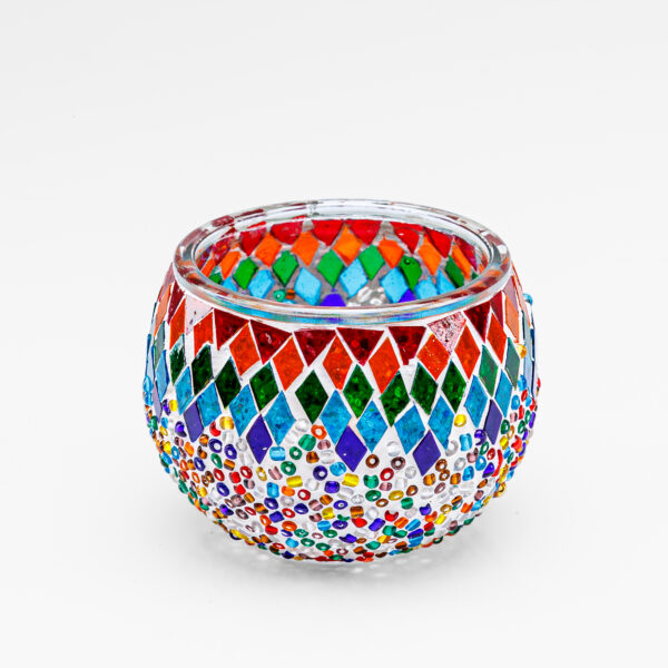 Theelichthouder gekleurde spikkels 9 CM DORSETTO: een ronde glazen kandelaar met kleurrijke ruitvormige mozaïeksteentjes en kleine kraaltjes in rood, groen, blauw, oranje en wit tegen een effen witte achtergrond.