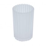 Een doorzichtige, lege plastic beker met verticale ribbels en een geschulpte rand, vergelijkbaar met de Theelichthouder kristalglas DORSETTO, wordt getoond tegen een effen witte achtergrond.